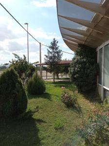 un patio con un edificio y un patio con plantas en Hostal Brin, en Monreal del Campo