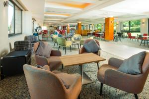 The lounge or bar area at ibis Styles Birmingham NEC & Airport