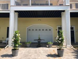 un garaje con una mesa y dos macetas en Chapman House, en Put-in-Bay