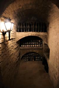 een wijnkelder met een licht en een bos flessen bij Tenuta Le More in Calosso