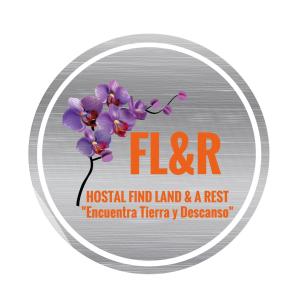 una señal con una flor en un marco redondo en Find Land & a Rest, en Filandia