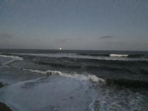 una playa con olas en el océano por la noche en Casa Santa María, en La Paloma