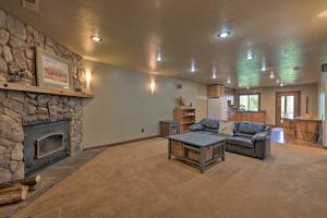uma sala de estar com um sofá e uma lareira em Secluded Sterling Abode Near Palisade State Park! em Sterling