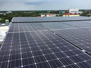 een groep zonnepanelen op het dak van een gebouw bij Minh Nhi Hotel in La Gi