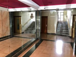 un hall avec un escalier aux parois en verre dans l'établissement Chill Out Apartment, 2 mins from beach, à Nice