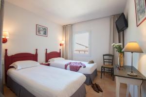 Voodi või voodid majutusasutuse Hotel du Forum toas
