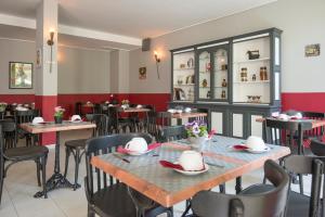 Restoran või mõni muu söögikoht majutusasutuses Hotel du Forum