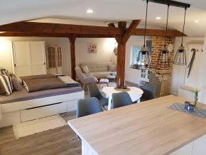 a kitchen and living room with a bed and a table at Gemütliche, neu renovierte Einraum-FeWo auf dem Bauernhof in Oetzen