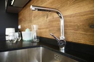 eine Küchenspüle mit einem Wasserhahn auf der Theke in der Unterkunft Duna Colorada 4 in Lajares + 21 Fotos