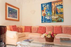 A seating area at Villa Teste di Moro