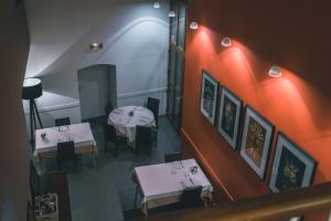 una vista sul soffitto di un ristorante con tavoli e sedie di Au Bon Gîte a Senones