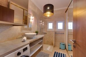uma casa de banho com um lavatório e um chuveiro em Le Baulier - 2 bedrooms apartment em Annecy