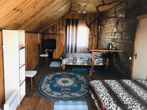 a room with two beds and a television in a cabin at Verhnie Dubai in Vysshaya Dubechnya