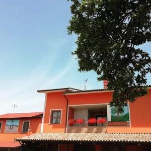 een oranje huis met rode bloemen op een balkon bij B&B Gli amici del tubarello in Roseto degli Abruzzi
