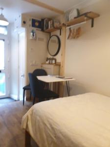 sypialnia z łóżkiem, stołem i krzesłami w obiekcie 'Mysty' Studio style Winter deal on 3 nights or more Nov to Mar w mieście Windermere