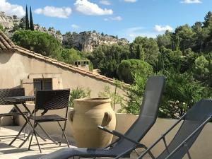 a group of chairs and a pot on a balcony at MAS DE LA FADETO in Les Baux-de-Provence