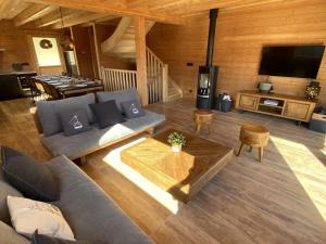 TV a/nebo společenská místnost v ubytování WHYMPER Chalet mitoyen proche pistes avec vue panoramique
