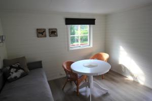 Mały pokój ze stołem, krzesłami i oknem w obiekcie Skahjem Gard w mieście Aurland