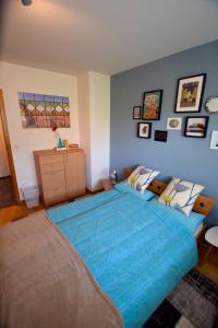 um quarto com uma cama grande e um cobertor azul em Rubin em Sinsheim