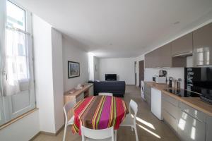 a kitchen with a table and chairs in a room at Du Large in Bayonne