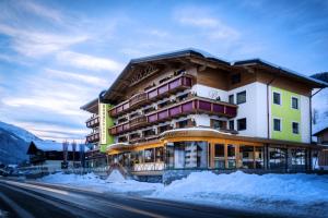 duży budynek po stronie ulicy w obiekcie Hotel Barbarahof Saalbach, inkl JokerCard w Saalbach Hinterglemm