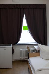 a bedroom with a bed and a window at Hostel & Monteurzimmer bei Hansezimmer in Hamburg