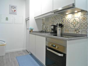 uma cozinha com um lavatório e uma bancada em Town Apartment no Funchal