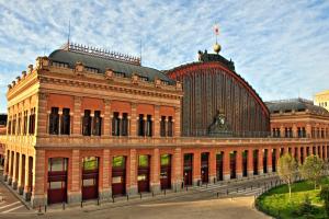 un gran edificio de ladrillo con una bandera encima en ºº Atocha Station Studio ºº, en Madrid