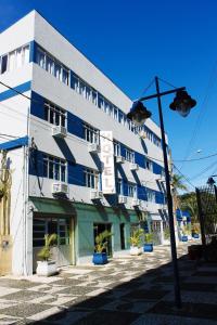 ein großes Gebäude in Blau und Weiß in der Unterkunft Hotel Praia e Sol in Matinhos