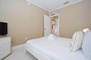 A bed or beds in a room at Ocean Drive Beach Apartments