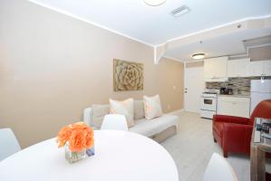 een woonkamer met een witte tafel en een bank bij Ocean Drive Beach Apartments in Miami Beach