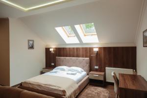 Säng eller sängar i ett rum på Кайзервальд Forus - апартаменти в Карпатах