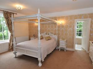 Ένα ή περισσότερα κρεβάτια σε δωμάτιο στο Woodhall Spa Manor - Stylish Secret Escape