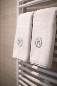 ノヴィサドにあるMagellan Family Lux Apartments Novi Sadのバスルームのラックにタオルを用意