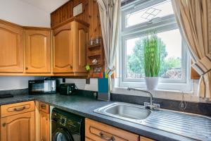 uma cozinha com um lavatório e uma janela em Crawford House em Newcastle upon Tyne