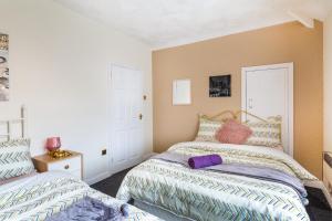 um quarto com duas camas num quarto em Crawford House em Newcastle upon Tyne