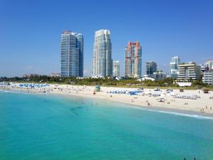 una playa frente a una ciudad con edificios altos en Apartments on Collins, en Miami Beach
