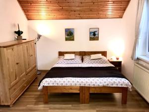 ein Schlafzimmer mit einem Bett und einer Holzdecke in der Unterkunft Chalupa Václav Lipno in Lipno nad Vltavou