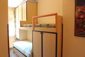 Łóżko lub łóżka piętrowe w pokoju w obiekcie CASA AL MARE A SCOPELLO