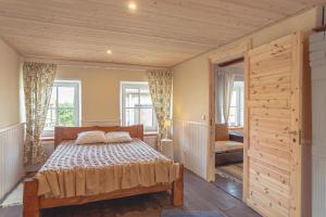 - une chambre avec un lit et 2 oreillers dans l'établissement Kallaste Hea Karma Villa, à Kallaste