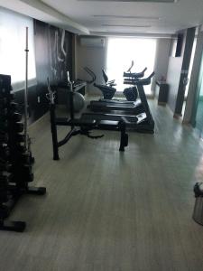einen Fitnessraum mit einer Reihe von Trainingsgeräten in einem Zimmer in der Unterkunft Alugo Apartamento para Contrato ANUAL, praia do Bessa, 2 quartos in João Pessoa