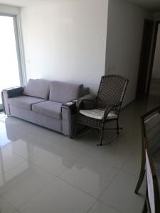 Ein Sitzbereich in der Unterkunft Alugo Apartamento para Contrato ANUAL, praia do Bessa, 2 quartos