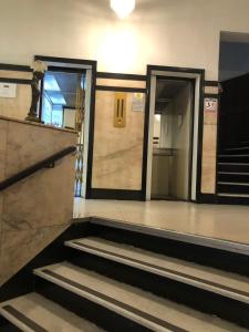 um corredor vazio com escadas num edifício em Brasil Palace Hotel em Belo Horizonte
