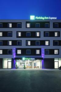 um edifício com um sinal expresso Hilton Inn em Holiday Inn Express Friedrichshafen, an IHG Hotel em Friedrichshafen