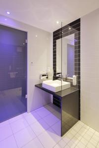 Ett badrum på Holiday Inn Express Friedrichshafen, an IHG Hotel