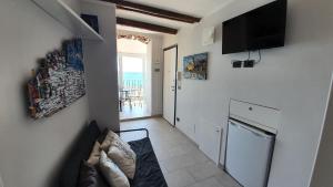 um quarto com uma sala de estar com uma televisão na parede em Best flat beachfront Camogli em Camogli