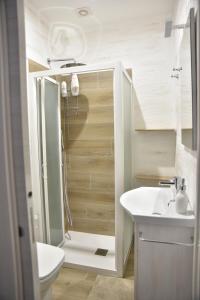 カターニアにあるB&B Stellaの小さなバスルーム(シャワー、シンク付)