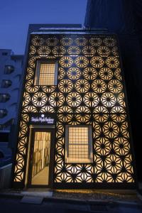 um edifício com um padrão geométrico na lateral em Shinjuku Miyabi Residence - Vacation STAY 94520 em Tóquio