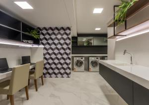 a kitchen with a washing machine and a sink at Apartamento em João Pessoa - Urbani Manaíra - Sem Toalhas in João Pessoa