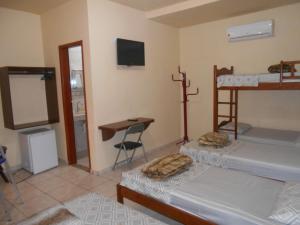 een kamer met 2 stapelbedden en een bureau bij Pousada Paraiso in Bonito